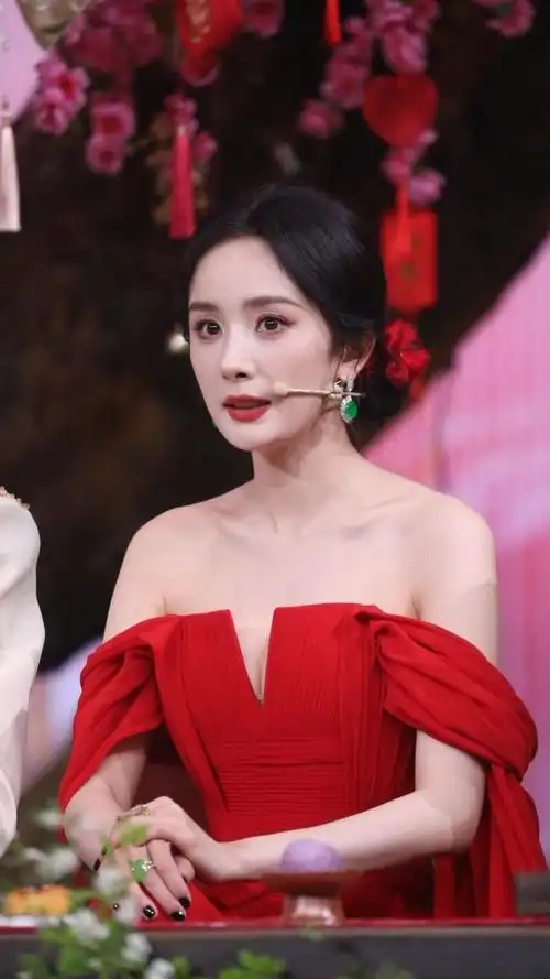 杨幂 红裙造型这怼脸状态好美