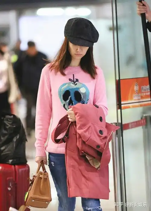 林心如素颜出行低着头想心事喜欢少女装全身上下颜色丰富