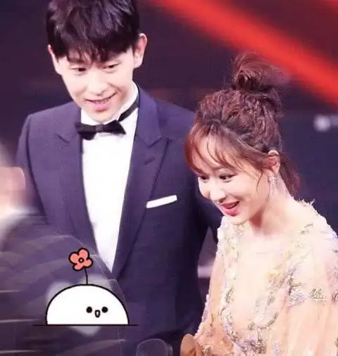 杨紫邓伦再次同台领奖全程无交流台下却甜蜜相望小动作频繁