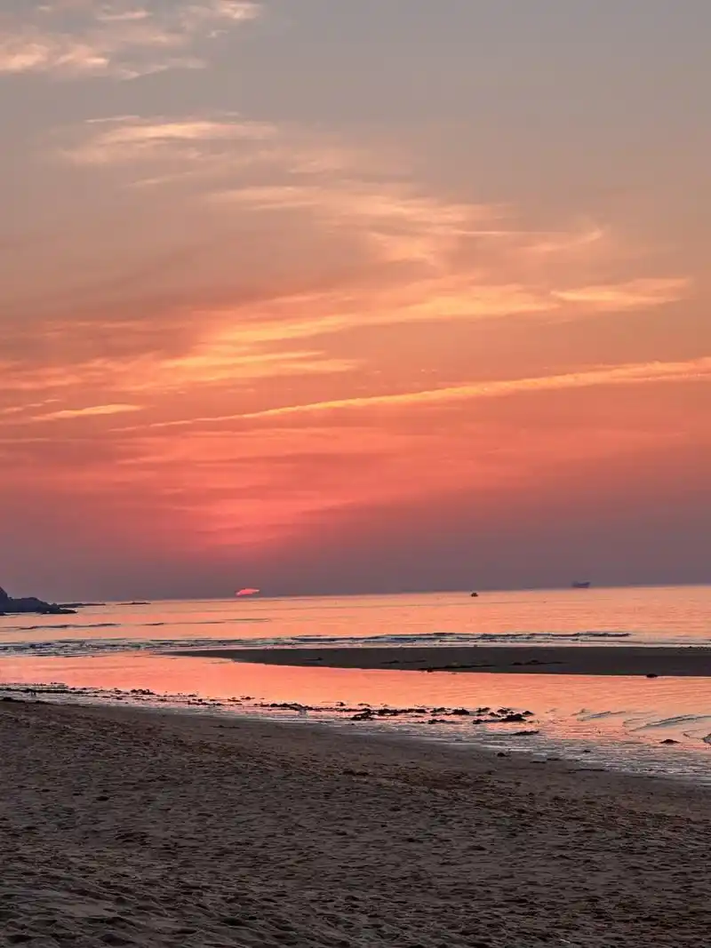 傍晚的海边98拍到最美海上日落 无法拒绝粉紫色的天空和大海 北方的
