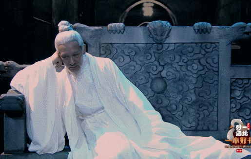 节目一开始,满头白发的万历皇帝明神宗(王劲松饰),从陵墓上站起身