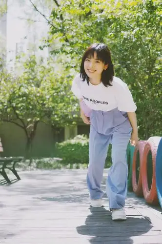 沈月堪称小个子穿搭"楷模",港风花衬衫搭阔腿裤,显高毫不费力