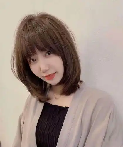 2020年流行 "中发碎剪"_发型