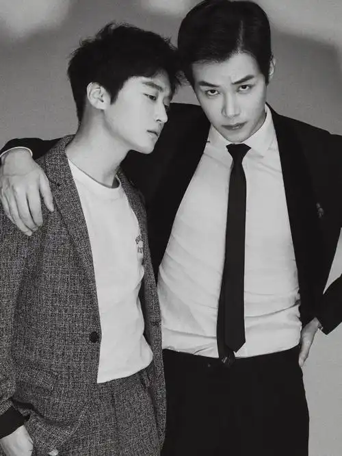 两个男生拍酷酷的照片