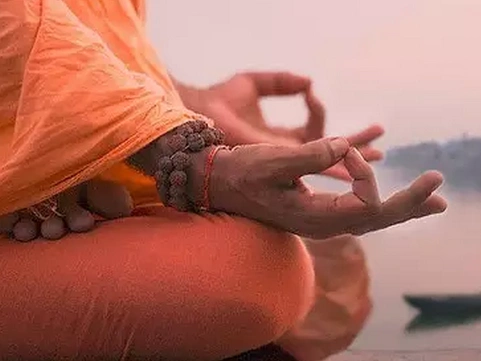 其实,瑜伽也有"微型"的,只需动动手指,长期练习一系列的手势动作,也能