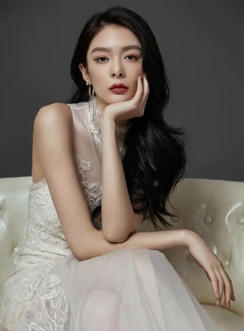 原创傅菁晒婚纱造型纯白婚纱搭配黑色颈带唯美浪漫又酷飒帅气