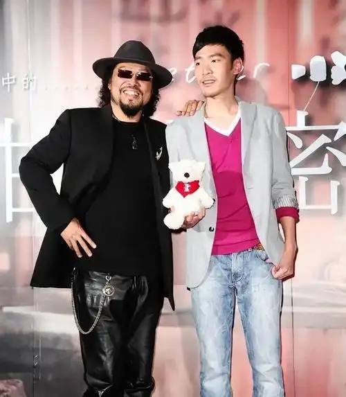 港台演员父子对比,曾志伟儿子是著名大导演,甄子丹父子如出一辙