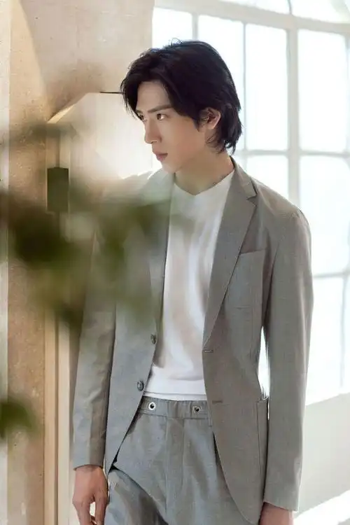 井柏然托腮沉思眼神忧郁 比心又甜又帅直击少女心|中长发|西装_网易