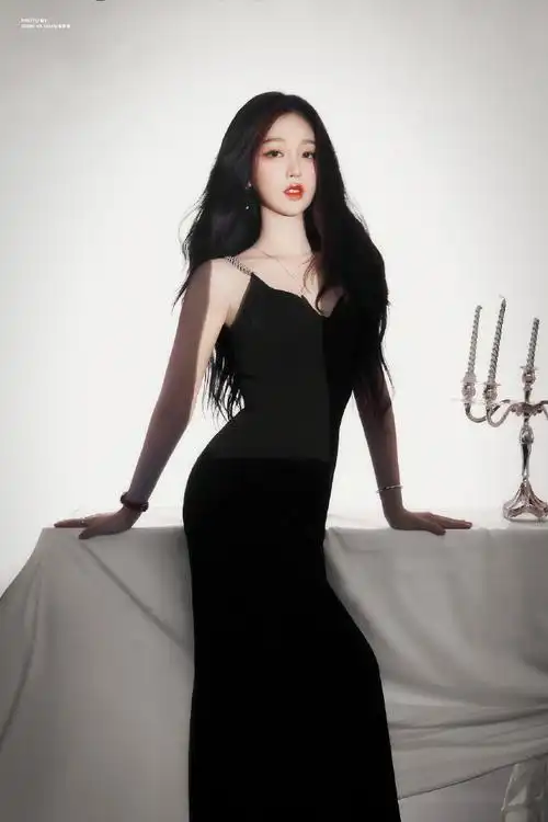 虞书欣黑色吊带裙生图
