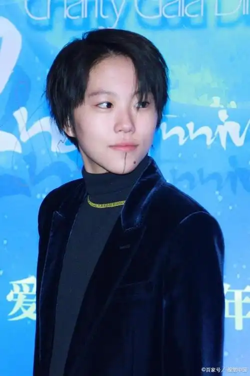 窦靖童蓄长发!与王传君携手演情侣,娱乐圈再掀热议!