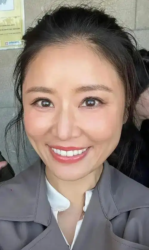 48岁林心如近照曝光,皮肤细腻,五官优越,比老公霍建华年轻多了