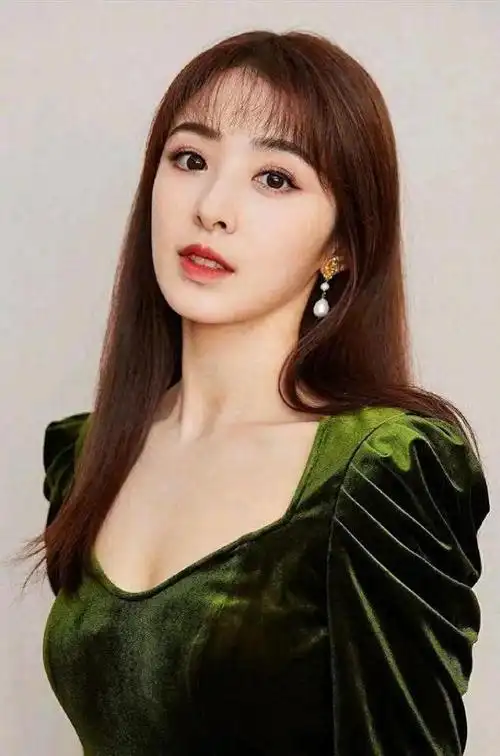 34岁张含韵,性感妩媚女神范十足!