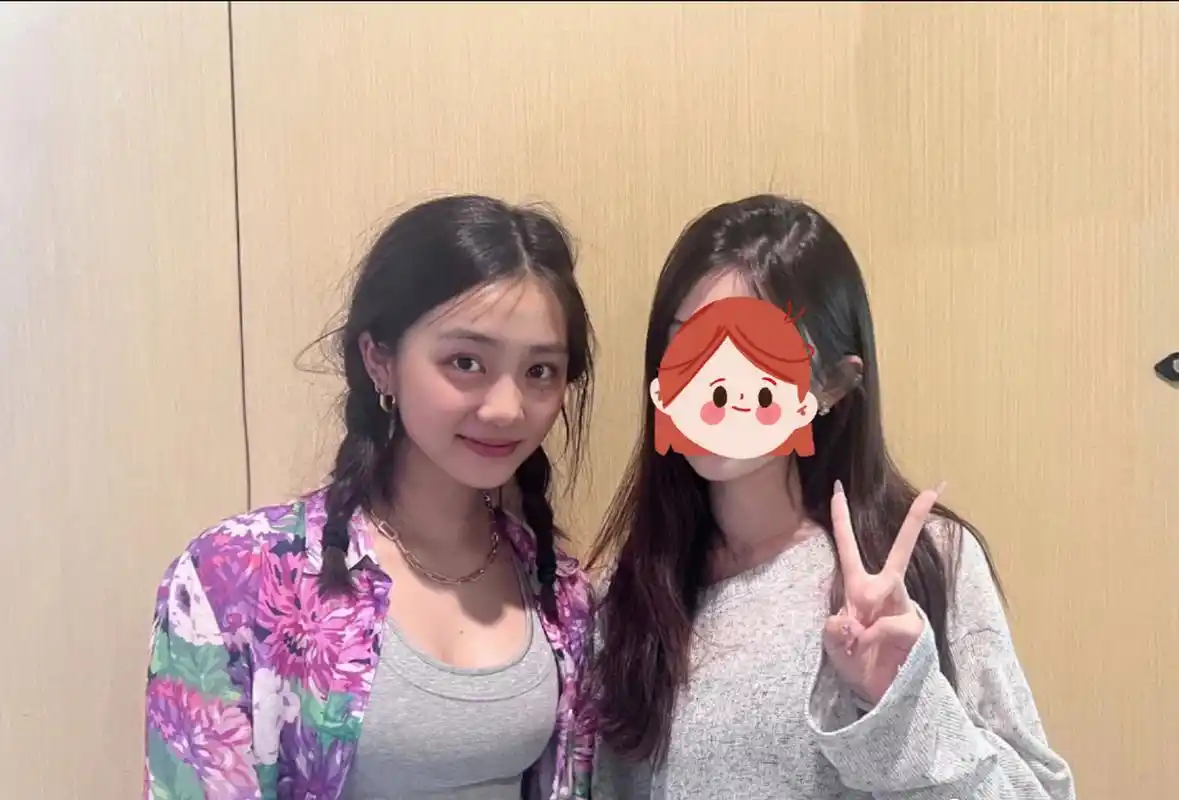 近日黄磊的女儿黄忆慈参加舞会再次引起网友的热议,扎着双马尾和一袭