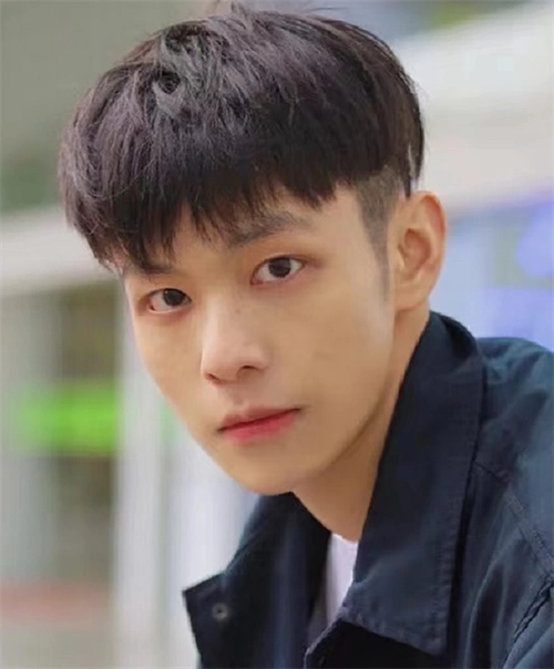 锅盖头容易显得整体呆板不自然又显脸大,碎盖头纹理感强,柔和自然