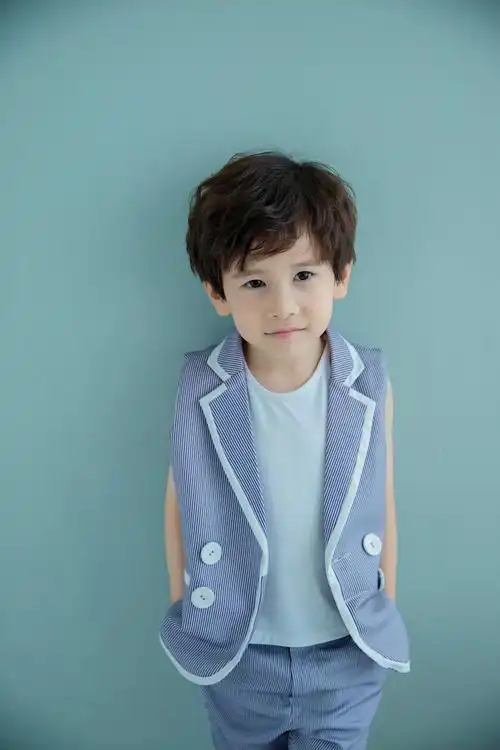 帅气小男孩