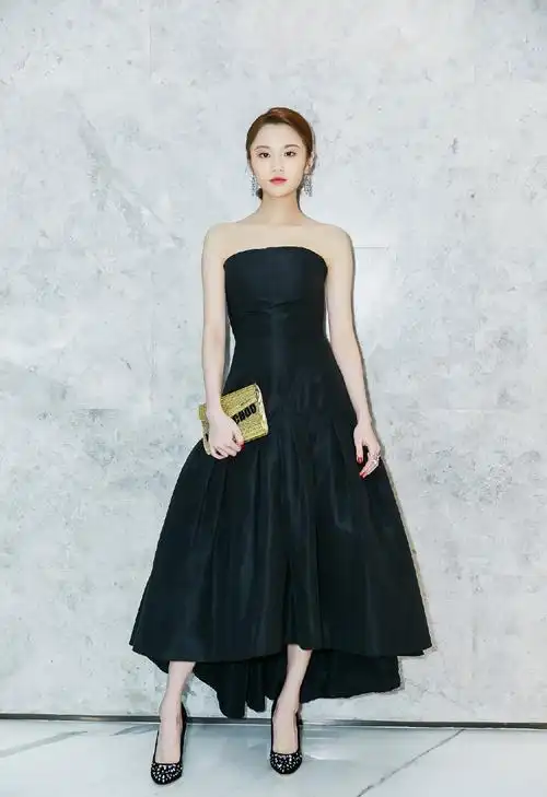 张慧雯抹胸礼服性感写真图片