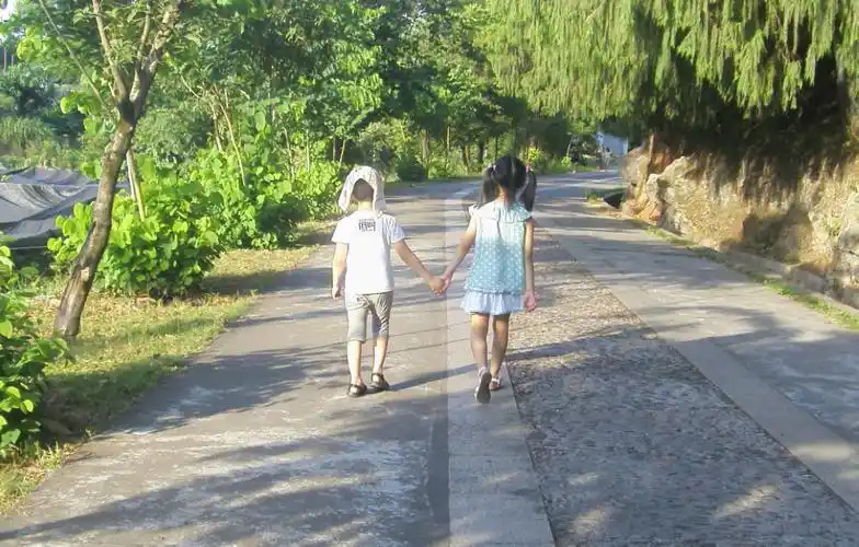 看着他们手牵手的背影,有些感动,两个小人长大了!