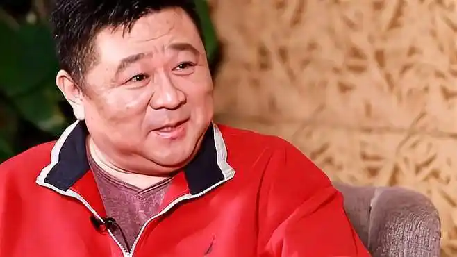 梁冠华自带喜感,竟是因为肚子大,标志性动作太搞笑丨文娱播报