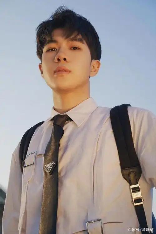 今天要为大家介绍的,是一位奶帅奶帅的运动小鲜肉.