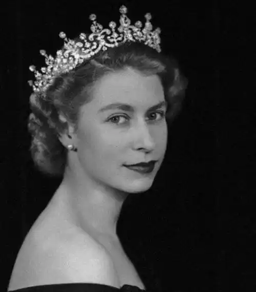 伊丽莎白二世的气质还是非常的超群,尽显英国皇室的风范.