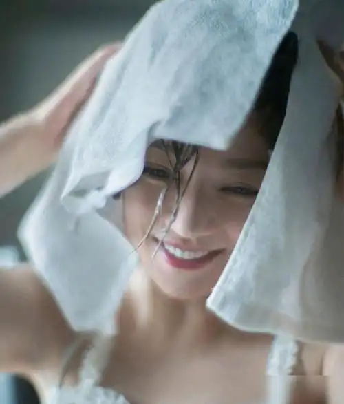 赵薇湿发亮相慵懒随性岁月在赵薇的身上没有留下什么痕迹呀