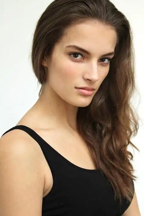 英国模特nadine martin有着立体的五官