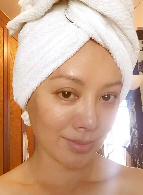 但在记忆里,宁静素颜不是这样的吗—— 几年前的宁静 毛孔粗,眼袋