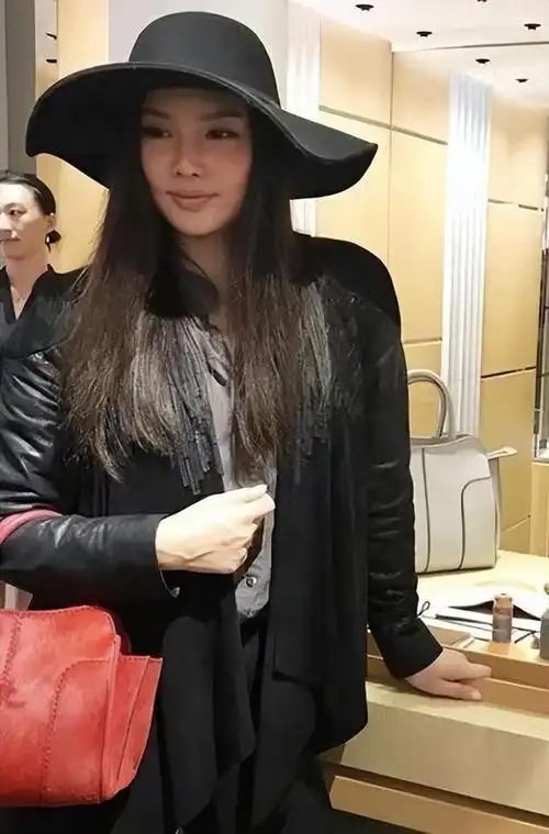 黎明前妻乐基儿真会保养穿皮衣气场十足不愧是模特出身