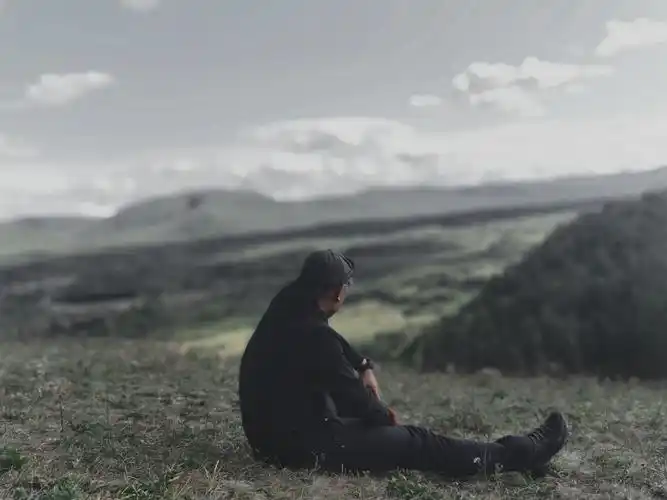 晚上孤独自怜,在最累最难熬时,现实都不允许自己停下,坚强安慰自己