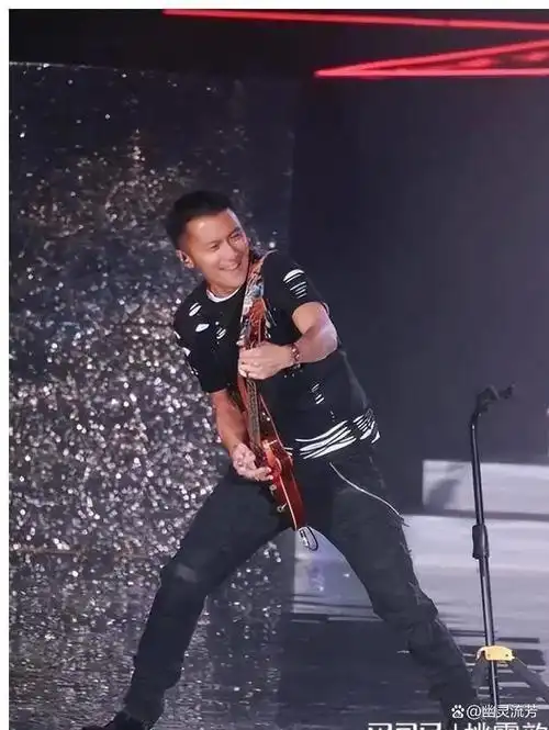 谢霆锋香港音乐会帅酷嗨翻全场这状态才是真正的香港顶流水平