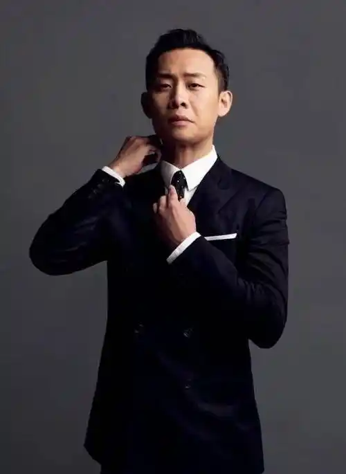 原创张译隐瞒14年的老婆是熟悉的央视主持年轻貌美让人羡慕