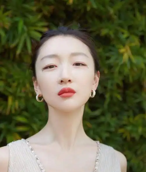 周冬雨穿搭扬长避短,特别显高,造型师此次眼光不错