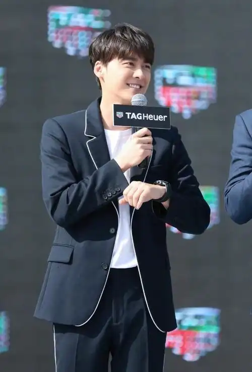 李易峰穿校服现身,网友:我要考和他同一所大学!