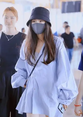 [女神新照]杨幂机场私服衬衫马丁靴,她的穿搭你觉得如何? zt