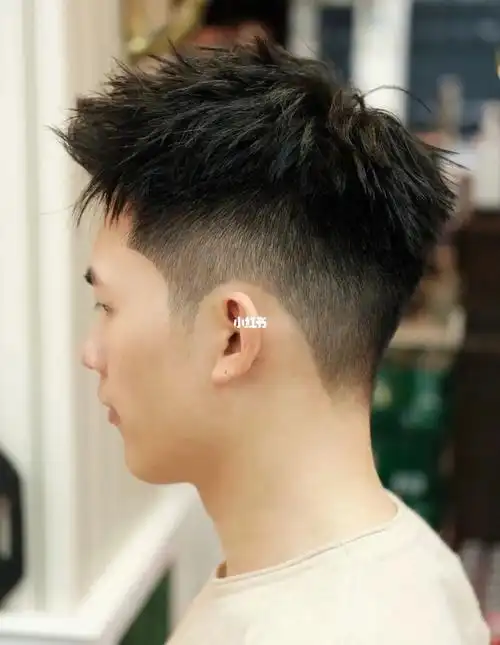 男士烫发非常适合夏天 跟长发不一样的是这款发型给人带来的感觉是