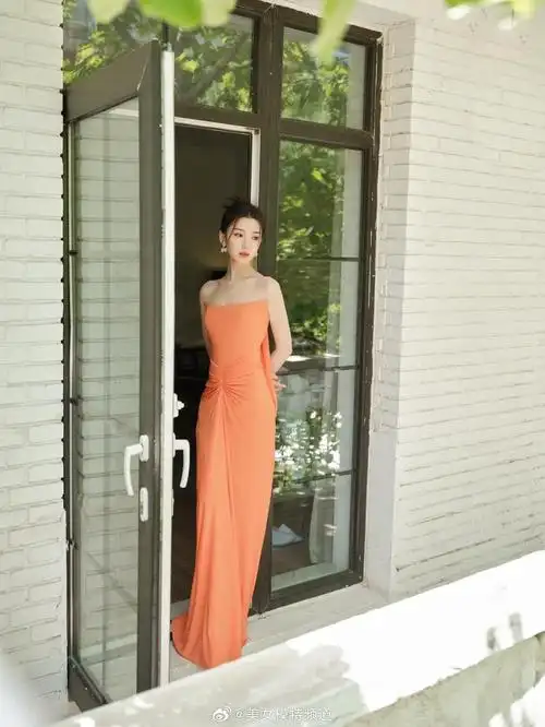 毛晓彤柿子色抹胸长裙