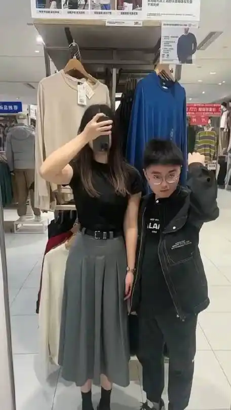 158男生和172女友晒出自己的日常,感觉就像是姐姐带着弟弟