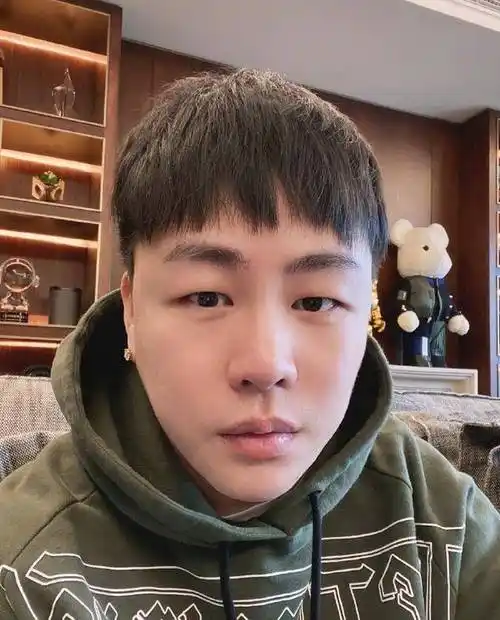 比如在《单恋一枝花》里,胡彦斌和白举纲两个人,通过对唱,气氛相当嗨