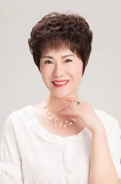 原创50岁女人不想有大妈感记得避开这4种发型容易显老没气质