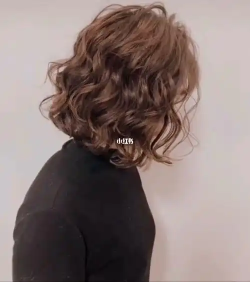 短发潮流木马烫