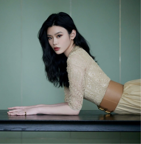 奚梦瑶不愧是国际名模,穿一袭裸色长裙身姿超美,气质高级耐看_显得