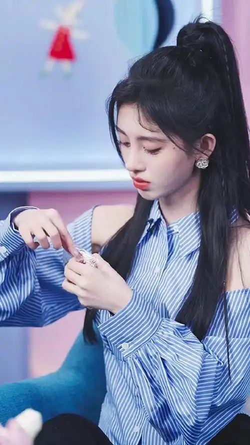 鞠婧祎比心三连拍##鞠婧祎比心好甜