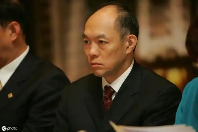 13个子女却争了3年,连父亲忌日的时候都还想争产|霍英东|霍震宇