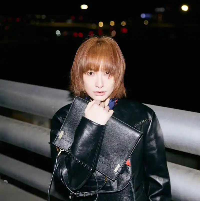 吴昕,米兰时装周街拍,黑色皮衣搭配白色短裤,蓝色棒球帽让人眼前一亮