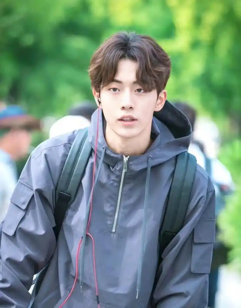 南柱赫入伍后寸头照曝光,感觉南柱赫在举重妖精时期应该算颜值巅峰了