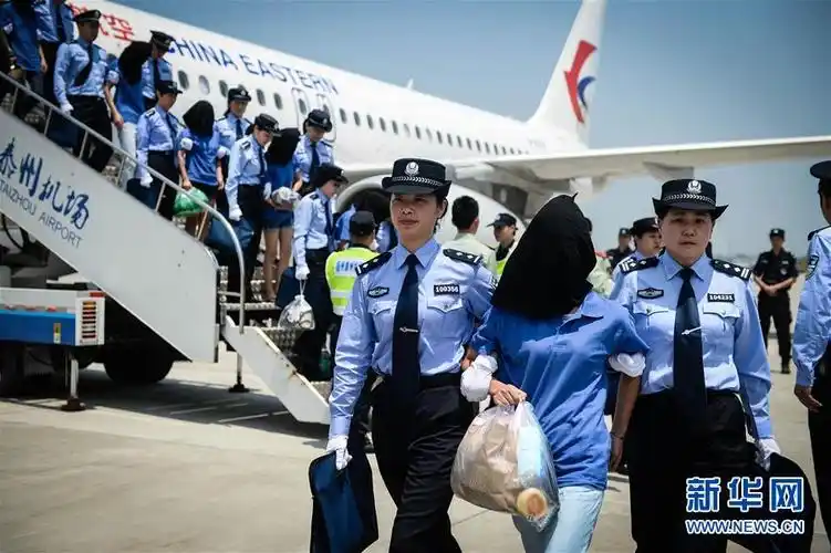 在江苏扬州泰州机场,21名犯罪嫌疑人从菲律宾被押解回国(5月12