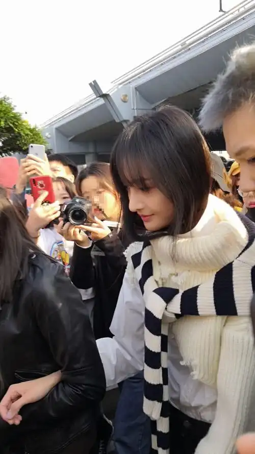 郑爽现身机场被路人怼脸拍,素颜皮肤白皙鼻梁高挺脸蛋超自然