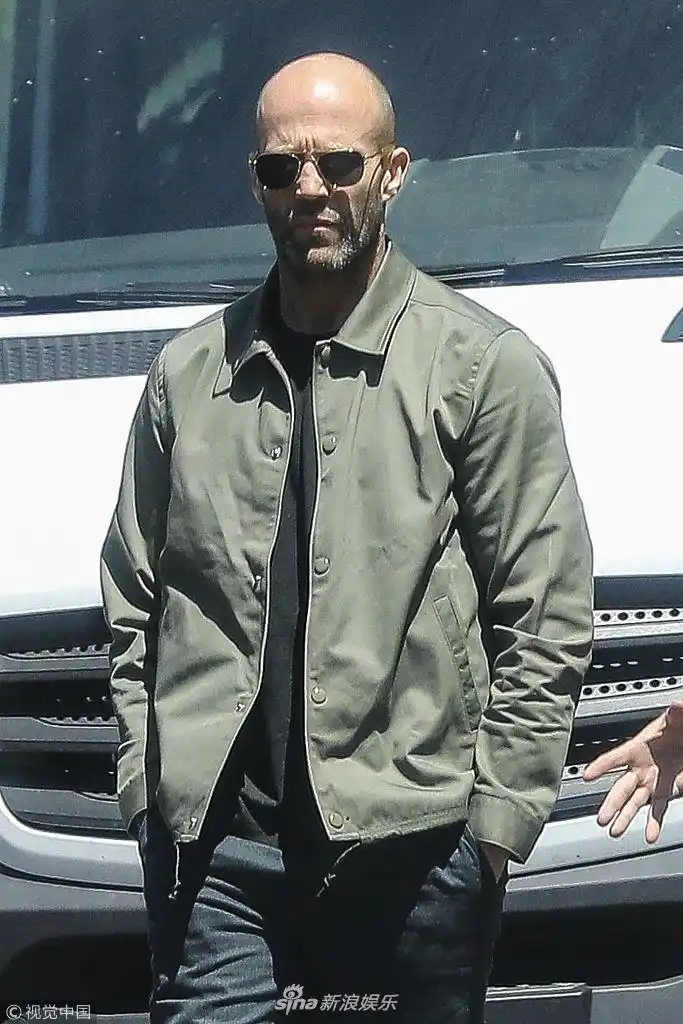 组图:杰森·斯坦森光头造型显"大佬"范儿 胡子拉碴十分高冷