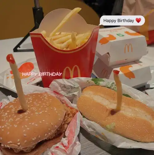 麦当劳生日快乐拍照