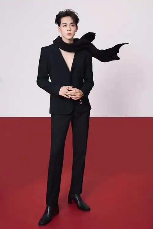 曾舜晞 胸肌!啊啊啊啊啊,曾舜晞微博之夜帅的很大方!#微博之夜红毯